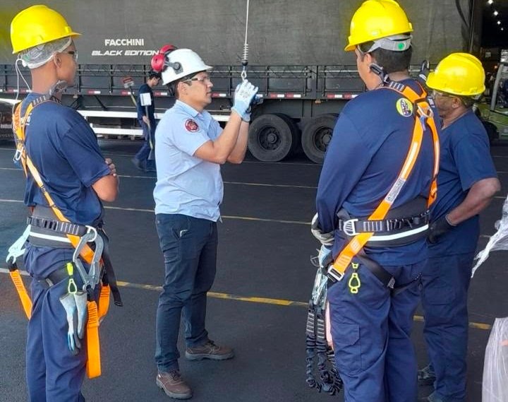 Treinamento prático de segurança com uso de cinturão e talabarte